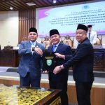 Gubernur Sumsel, Herman deru dan Wagub Cik Ujang menerima berkas rekomendasi DPRD Sumsel terhadap LKPJ Gubernur TA 2025 di sidang parpurna, Senin (27/4/2026). Foto: Humas Pemprov Sumsel.