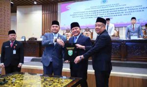 Gubernur Sumsel, Herman deru dan Wagub Cik Ujang menerima berkas rekomendasi DPRD Sumsel terhadap LKPJ Gubernur TA 2025 di sidang parpurna, Senin (27/4/2026). Foto: Humas Pemprov Sumsel.