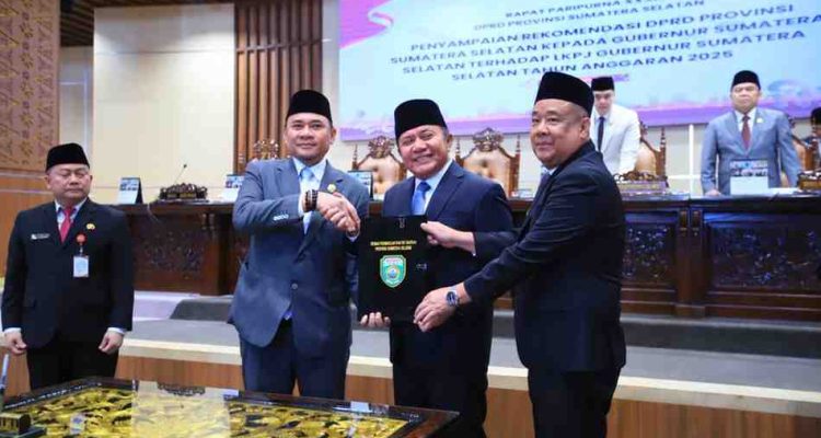 Gubernur Sumsel, Herman deru dan Wagub Cik Ujang menerima berkas rekomendasi DPRD Sumsel terhadap LKPJ Gubernur TA 2025 di sidang parpurna, Senin (27/4/2026). Foto: Humas Pemprov Sumsel.