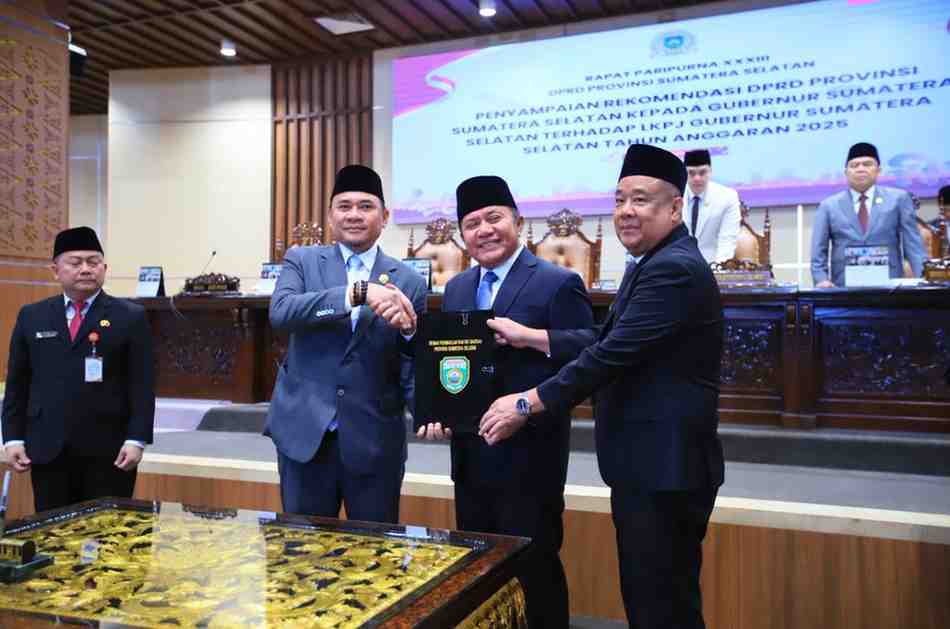 Gubernur Sumsel, Herman deru dan Wagub Cik Ujang menerima berkas rekomendasi DPRD Sumsel terhadap LKPJ Gubernur TA 2025 di sidang parpurna, Senin (27/4/2026). Foto: Humas Pemprov Sumsel.