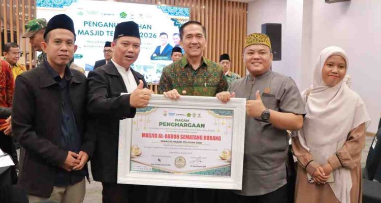 Wali Kota Palembang, Ratu Dewa simbolis memberikan hadiah pada pemenang Masjid Tauladan pada menghadiri Puncak Penganugerahan Masjid Teladan 2026 yang digelar hasil kolaborasi Pemerintah Kota Palembang bersama Palembang Ekspres dan bersama Bank Syariah Indonesia (BSI), Kamis (16/4/2026). Foto:Kominfo Palembang.