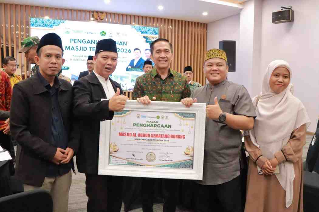 Wali Kota Palembang, Ratu Dewa simbolis memberikan hadiah pada pemenang Masjid Tauladan pada menghadiri Puncak Penganugerahan Masjid Teladan 2026 yang digelar hasil kolaborasi Pemerintah Kota Palembang bersama Palembang Ekspres dan bersama Bank Syariah Indonesia (BSI), Kamis (16/4/2026). Foto:Kominfo Palembang.