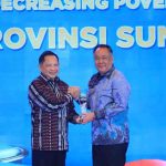 Wagub Sumsel, Cik Ujang menerima pelakat penghargaan atas penurunan angka kemiskinan di Sumsel dalam rangka Hari Otonomi Daerah, 25 April, dalam acara yang berlangsung di Hotel Ritz-Carlton, Mega Kuningan, Jakarta Selatan, Jumat (24/4/2026). Foto: Humas Pemprov Sumsel.