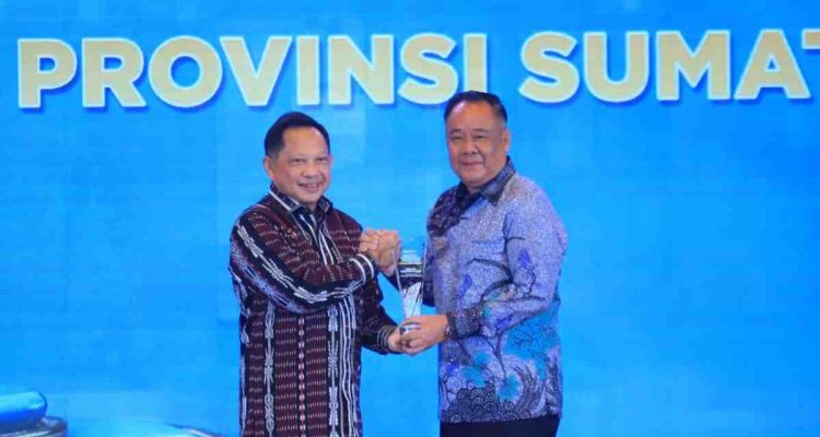 Wagub Sumsel, Cik Ujang menerima pelakat penghargaan atas penurunan angka kemiskinan di Sumsel dalam rangka Hari Otonomi Daerah, 25 April, dalam acara yang berlangsung di Hotel Ritz-Carlton, Mega Kuningan, Jakarta Selatan, Jumat (24/4/2026). Foto: Humas Pemprov Sumsel.