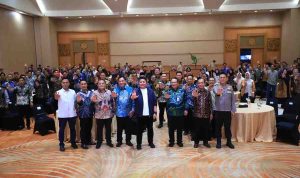 Gubernur Sumsel, Herman Deru saat menghadiri Seminar Desa Bersinar bagi kepala desa dan perangkat desa se-Kabupaten Musi Banyuasin (Muba) Tahun 2026 yang digelar sebuah koran harian di Hotel Aryaduta, Rabu (22/4/2026) malam. Foto: Humas Pemprov Sumsel.