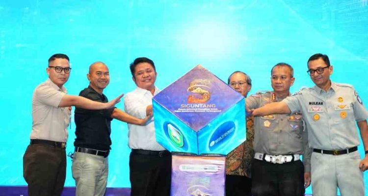 Gubernur Sumatera Selatan, Dr. H. Herman Deru meluncurkan Sistem Informasi Penagihan untuk Pajak Kendaraan Bermotor Terintegrasi (SIGUNTANG) sebagai upaya meningkatkan kepatuhan wajib pajak dan mengoptimalkan pendapatan daerah, Selasa (7/4/2026), di Hotel Excelton Palembang. Foto: Humas Pemprov Sumsel.