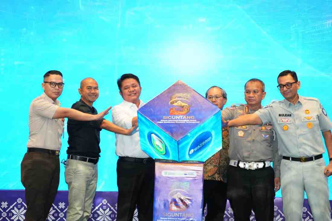 Gubernur Sumatera Selatan, Dr. H. Herman Deru meluncurkan Sistem Informasi Penagihan untuk Pajak Kendaraan Bermotor Terintegrasi (SIGUNTANG) sebagai upaya meningkatkan kepatuhan wajib pajak dan mengoptimalkan pendapatan daerah, Selasa (7/4/2026), di Hotel Excelton Palembang. Foto: Humas Pemprov Sumsel.