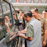 Walikota Palembang Ratu Dewa menemukan adanya kendaraan yang menunggak pajak hingga 11 tahun saat melakukan pengecekan acak di halaman parkir Sekretariat Daerah (Setda) Kota Palembang, Selasa (28/4/2026). Foto: Kominfo Palembang.