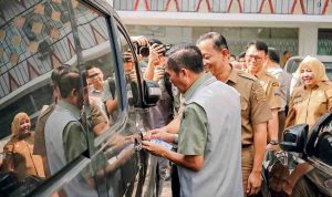 Walikota Palembang Ratu Dewa menemukan adanya kendaraan yang menunggak pajak hingga 11 tahun saat melakukan pengecekan acak di halaman parkir Sekretariat Daerah (Setda) Kota Palembang, Selasa (28/4/2026). Foto: Kominfo Palembang.