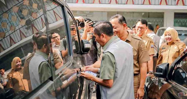 Walikota Palembang Ratu Dewa menemukan adanya kendaraan yang menunggak pajak hingga 11 tahun saat melakukan pengecekan acak di halaman parkir Sekretariat Daerah (Setda) Kota Palembang, Selasa (28/4/2026). Foto: Kominfo Palembang.