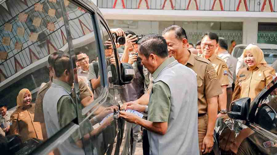 Walikota Palembang Ratu Dewa menemukan adanya kendaraan yang menunggak pajak hingga 11 tahun saat melakukan pengecekan acak di halaman parkir Sekretariat Daerah (Setda) Kota Palembang, Selasa (28/4/2026). Foto: Kominfo Palembang.