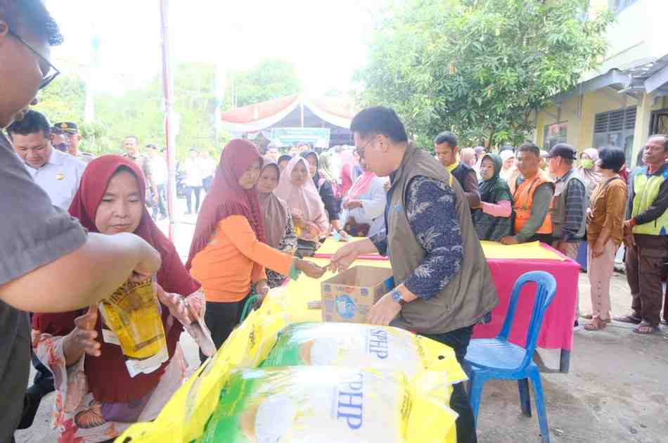 Dinas Ketahanan Pangan Kabupaten Muba menggelar Gerakan Pangan Murah (GPM) bekerja sama dengan Perum Bulog Kanwil Sumsel Babel, Bank Sumsel Babel, dan PT Muba Energi Maju Berjaya. Kegiatan ini berlangsung Rabu (15/4/2026) di Halaman Dinas Ketahanan Pangan Kabupaten Musi Banyuasin. Foto: Kominfo Muba.