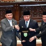 Ketua DPRD Sumsel, Andie Dinialdie menyerahkan rekomendasi dewan kepada Gubernur Sumsel, Herman Deru, didampingi Wagub Cik Ujang, Senin (27/4/2027). Foto: Humas DPRD Sumsel.