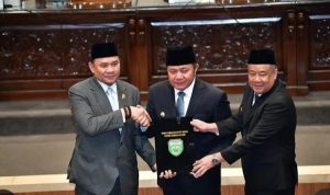 Ketua DPRD Sumsel, Andie Dinialdie menyerahkan rekomendasi dewan kepada Gubernur Sumsel, Herman Deru, didampingi Wagub Cik Ujang, Senin (27/4/2027). Foto: Humas DPRD Sumsel.