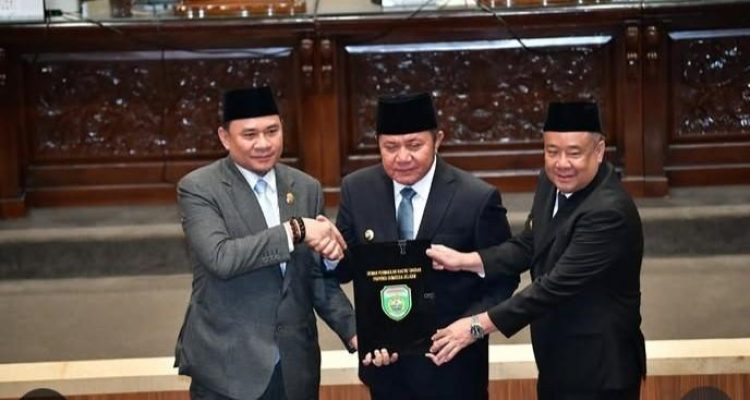 Ketua DPRD Sumsel, Andie Dinialdie menyerahkan rekomendasi dewan kepada Gubernur Sumsel, Herman Deru, didampingi Wagub Cik Ujang, Senin (27/4/2027). Foto: Humas DPRD Sumsel.