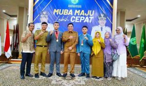 Bupati Muba, HM Toha bersama dua bersaudara Kianzhu P Alfarobby (SMP Negeri 6 Unggul Sekayu) dan M. Zaffa P Alfarobby (SMA Negeri 2 Sekayu), sukses mengukir prestasi dengan lolos sebagai perwakilan Kabupaten Muba pada ajang Lomba Penelitian Belia Tingkat Internasional yang akan digelar di Bangkok, Thailand. Foto: Kominfo Muba.
