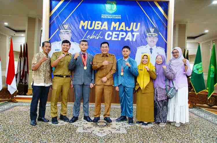 Bupati Muba, HM Toha bersama dua bersaudara Kianzhu P Alfarobby (SMP Negeri 6 Unggul Sekayu) dan M. Zaffa P Alfarobby (SMA Negeri 2 Sekayu), sukses mengukir prestasi dengan lolos sebagai perwakilan Kabupaten Muba pada ajang Lomba Penelitian Belia Tingkat Internasional yang akan digelar di Bangkok, Thailand. Foto: Kominfo Muba.
