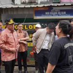 Asisten II Setda Kota Palembang, Isnaini Madani turun langsung meninjau kondisi lapangan guna memastikan rencana penataan berjalan komprehensif, tidak hanya menyentuh aspek estetika, tapi juga kenyamanan dan standar kesehatan lingkungan, Kamis (2/4/2026). Foto: Kominfo Palembang.