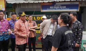Asisten II Setda Kota Palembang, Isnaini Madani turun langsung meninjau kondisi lapangan guna memastikan rencana penataan berjalan komprehensif, tidak hanya menyentuh aspek estetika, tapi juga kenyamanan dan standar kesehatan lingkungan, Kamis (2/4/2026). Foto: Kominfo Palembang.