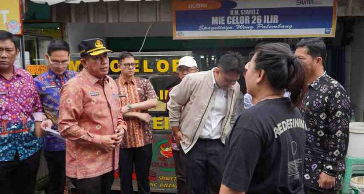 Asisten II Setda Kota Palembang, Isnaini Madani turun langsung meninjau kondisi lapangan guna memastikan rencana penataan berjalan komprehensif, tidak hanya menyentuh aspek estetika, tapi juga kenyamanan dan standar kesehatan lingkungan, Kamis (2/4/2026). Foto: Kominfo Palembang.