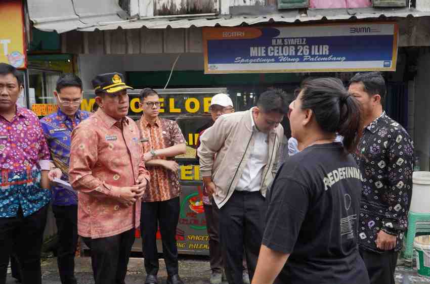 Asisten II Setda Kota Palembang, Isnaini Madani turun langsung meninjau kondisi lapangan guna memastikan rencana penataan berjalan komprehensif, tidak hanya menyentuh aspek estetika, tapi juga kenyamanan dan standar kesehatan lingkungan, Kamis (2/4/2026). Foto: Kominfo Palembang.