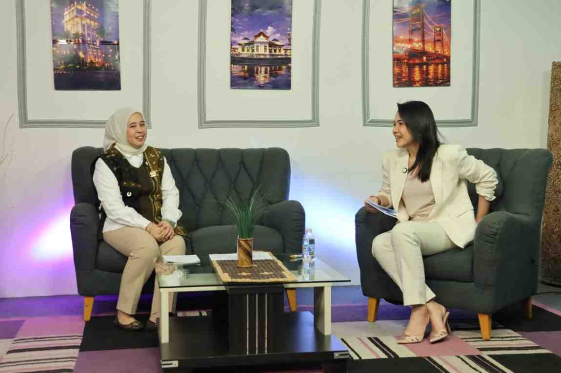 Ketua PMI Kota Palembang, Dewi Sastrani, saat hadir sebagai narasumber dalam program Halo Palembang di PalTV, Senin (6/4/2026). Foto: Kominfo Palembang.