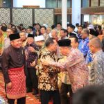 Mendagri, Tito Karnavian didampingi Gubernur Sumsel Herman Deru saat tiba di lokasi halal bihalal perantau asal Sumbagsel di Griya Agung, Palembang, Sabtu (25/4/2026). Foto: Humas Pemprov Sumsel.