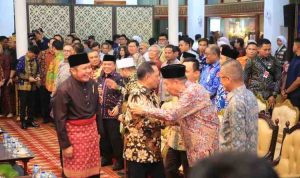 Mendagri, Tito Karnavian didampingi Gubernur Sumsel Herman Deru saat tiba di lokasi halal bihalal perantau asal Sumbagsel di Griya Agung, Palembang, Sabtu (25/4/2026). Foto: Humas Pemprov Sumsel.