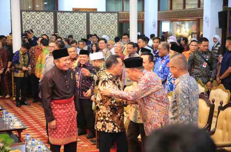 Mendagri, Tito Karnavian didampingi Gubernur Sumsel Herman Deru saat tiba di lokasi halal bihalal perantau asal Sumbagsel di Griya Agung, Palembang, Sabtu (25/4/2026). Foto: Humas Pemprov Sumsel.