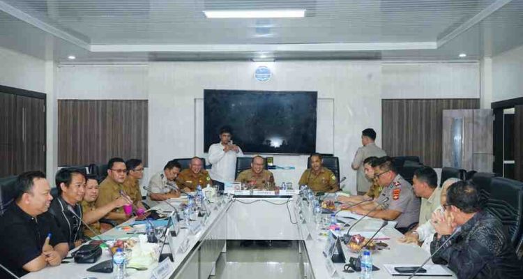 Pemerintah Kabupaten Musi Banyuasin bersama DPRD Muba menggelar rapat Badan Anggaran untuk mengevaluasi pelaksanaan Anggaran Pendapatan dan Belanja Daerah (APBD) Triwulan I Tahun Anggaran 2026. Rapat berlangsung di Ruang Rapat Badan Musyawarah DPRD Muba, Senin (27/4/2026). Foto: Kominfo Muba.