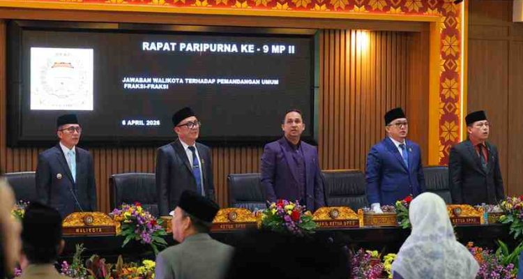 Wali Kota Palembang Ratu Dewa menyampaikan jawaban atas pemandangan umum fraksi-fraksi DPRD terhadap Laporan Keterangan Pertanggungjawaban (LKPJ) Tahun Anggaran 2025 dalam Rapat Paripurna ke-9 Masa Persidangan II Tahun 2026, di Ruang Rapat DPRD Kota Palembang, Senin (6/4/2026). Foto: Kominfo Palembang.