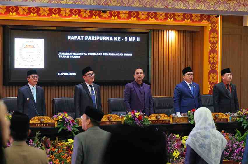 Wali Kota Palembang Ratu Dewa menyampaikan jawaban atas pemandangan umum fraksi-fraksi DPRD terhadap Laporan Keterangan Pertanggungjawaban (LKPJ) Tahun Anggaran 2025 dalam Rapat Paripurna ke-9 Masa Persidangan II Tahun 2026, di Ruang Rapat DPRD Kota Palembang, Senin (6/4/2026). Foto: Kominfo Palembang.