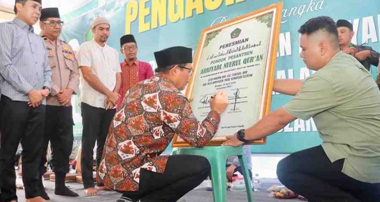 Wabup Muba Kyai Abdur Rohman Husen saat hadir sekaligus meresmikan Ponpes Arriyadl, Minggu (19/4/2026) di Simpang Telkom Desa Pandan Sari (B4) Blok DKI Rt.17 Rw.03 Kecamatan Tungkal Jaya. Foto: Kominfo Muba.