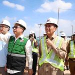 Walikota Palembang, H Ratu Dewa bersama Director Investment Danantara Indonesia, Fadli Rahman meninjau langsung lokasi pembangunan Pengolahan Sampah Energi Listrik (PSEL) di Jalan Keramasan, Kertapati, Senin (20/4/2026). Foto: Kominfo Palembang.