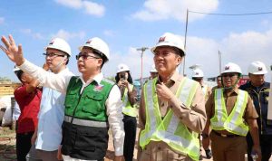 Walikota Palembang, H Ratu Dewa bersama Director Investment Danantara Indonesia, Fadli Rahman meninjau langsung lokasi pembangunan Pengolahan Sampah Energi Listrik (PSEL) di Jalan Keramasan, Kertapati, Senin (20/4/2026). Foto: Kominfo Palembang.