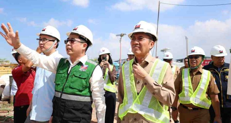 Walikota Palembang, H Ratu Dewa bersama Director Investment Danantara Indonesia, Fadli Rahman meninjau langsung lokasi pembangunan Pengolahan Sampah Energi Listrik (PSEL) di Jalan Keramasan, Kertapati, Senin (20/4/2026). Foto: Kominfo Palembang.