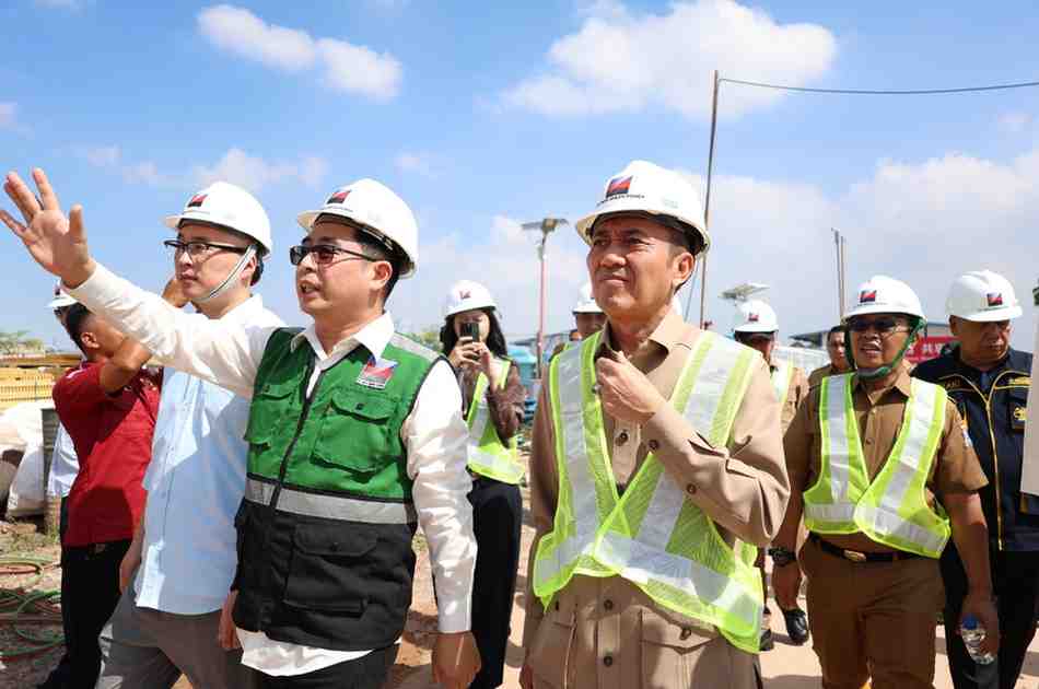Walikota Palembang, H Ratu Dewa bersama Director Investment Danantara Indonesia, Fadli Rahman meninjau langsung lokasi pembangunan Pengolahan Sampah Energi Listrik (PSEL) di Jalan Keramasan, Kertapati, Senin (20/4/2026). Foto: Kominfo Palembang.