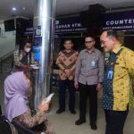 Usai melakukan peninjauan ke Dinas PMPTSP, Sekretaris Daerah Provinsi Sumatera Selatan, Dr. Drs. H. Edward Candra, MH melanjutkan monitoring ke Kantor Bersama Samsat UPTB I Palembang, Jumat (10/4/2026). Foto: Humas Pemprov Sumsel.