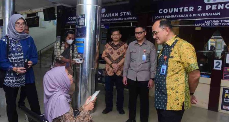 Usai melakukan peninjauan ke Dinas PMPTSP, Sekretaris Daerah Provinsi Sumatera Selatan, Dr. Drs. H. Edward Candra, MH melanjutkan monitoring ke Kantor Bersama Samsat UPTB I Palembang, Jumat (10/4/2026). Foto: Humas Pemprov Sumsel.