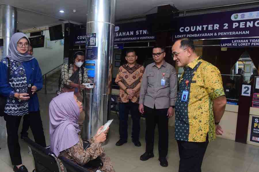 Usai melakukan peninjauan ke Dinas PMPTSP, Sekretaris Daerah Provinsi Sumatera Selatan, Dr. Drs. H. Edward Candra, MH melanjutkan monitoring ke Kantor Bersama Samsat UPTB I Palembang, Jumat (10/4/2026). Foto: Humas Pemprov Sumsel.