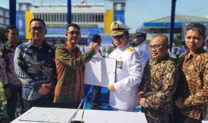 Pemkab Muba dan Kemenhub tandatangani kerjasama pendidikan taruna di sela kegiatan wisuda taruna-taruni Politeknik Ilmu Pelayaran (PIP) Semarang Jawa Tengah, Kamis (9/4/2026), yang dihadiri langsung Wamenhub Komjenpol (Purn) Suntana, dilakukan Bupati Muba HM Toha Tohet diwakili oleh Kepala BKPSDM Muba H Pathi Riduan SE ATD MM, dengan Direktur Politeknik Transportasi Darat Indonesia (STTD) Avi Mukti Amin. Foto: Kominfo Muba.