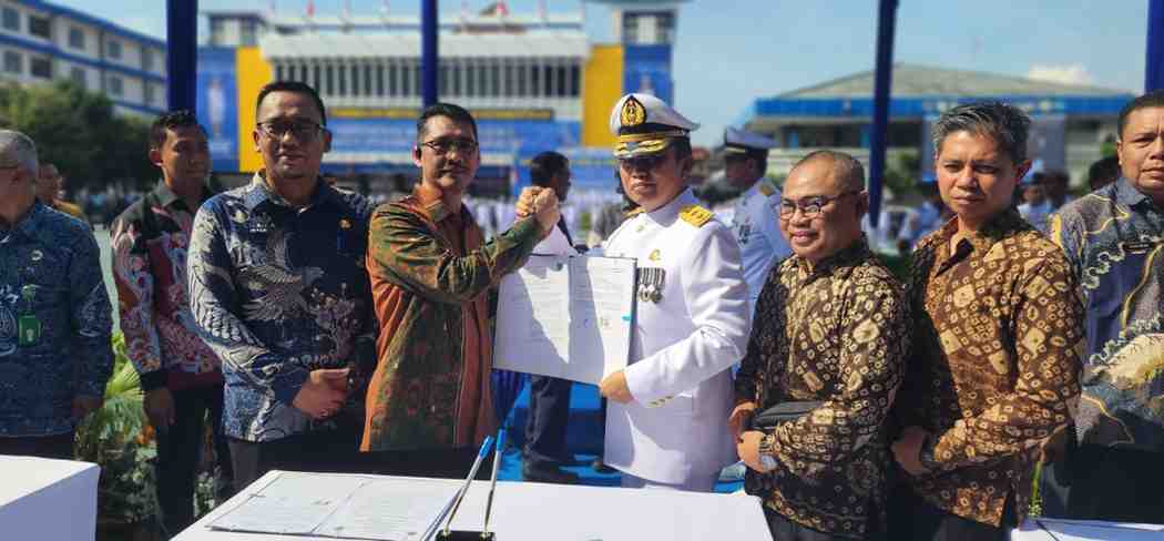 Pemkab Muba dan Kemenhub tandatangani kerjasama pendidikan taruna di sela kegiatan wisuda taruna-taruni Politeknik Ilmu Pelayaran (PIP) Semarang Jawa Tengah, Kamis (9/4/2026), yang dihadiri langsung Wamenhub Komjenpol (Purn) Suntana, dilakukan Bupati Muba HM Toha Tohet diwakili oleh Kepala BKPSDM Muba H Pathi Riduan SE ATD MM, dengan Direktur Politeknik Transportasi Darat Indonesia (STTD) Avi Mukti Amin. Foto: Kominfo Muba.