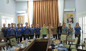 Wali Kota Palembang, Ratu Dewa di rumah dinasnya menerima audiensi dari Sumsel Bersih, Jumat (17/4/2026). Pertemuan ini membahas masalah perkotaan yakni banjir, sampah dan kemacetan. Foto: Kominfo Palembang.