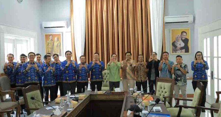 Wali Kota Palembang, Ratu Dewa di rumah dinasnya menerima audiensi dari Sumsel Bersih, Jumat (17/4/2026). Pertemuan ini membahas masalah perkotaan yakni banjir, sampah dan kemacetan. Foto: Kominfo Palembang.