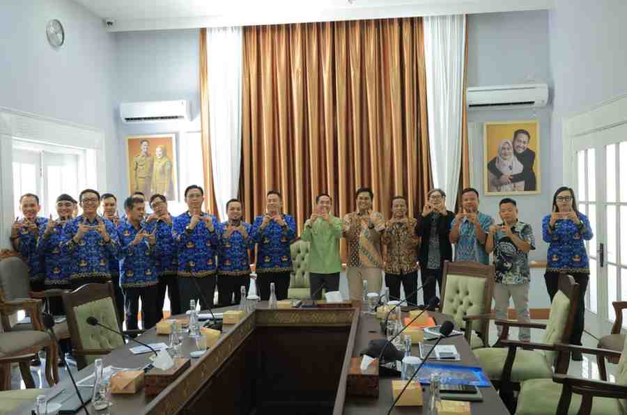 Wali Kota Palembang, Ratu Dewa di rumah dinasnya menerima audiensi dari Sumsel Bersih, Jumat (17/4/2026). Pertemuan ini membahas masalah perkotaan yakni banjir, sampah dan kemacetan. Foto: Kominfo Palembang.