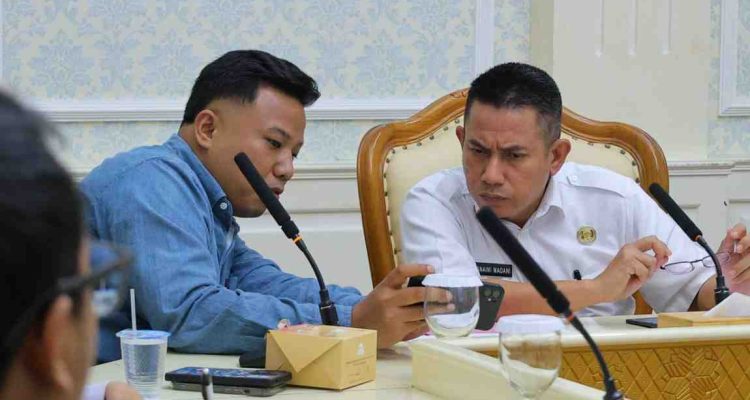 Asisten II Setda Pemkot Palembang, Isnaini Madani menerima audiensi managemen PT Gojek Tokopedia (GOTO) terkait rencana pelaksanaan program cek kesehatan gratis bagi mitra Gojek yang berdomisili di Kota Palembang. Audiensi tersebut berlangsung di Ruang Rapat II Setda Kota Palembang, Rabu (15/4/2026). Foto: Kominfo Palembang.