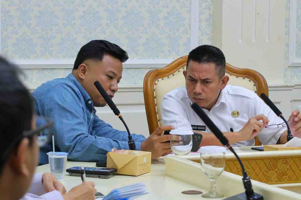 Asisten II Setda Pemkot Palembang, Isnaini Madani menerima audiensi managemen PT Gojek Tokopedia (GOTO) terkait rencana pelaksanaan program cek kesehatan gratis bagi mitra Gojek yang berdomisili di Kota Palembang. Audiensi tersebut berlangsung di Ruang Rapat II Setda Kota Palembang, Rabu (15/4/2026). Foto: Kominfo Palembang.