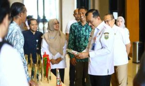 Sekretaris Daerah Provinsi Sumatera Selatan (Sumsel), Dr. Drs. H. Edward Candra, MH melihat produk olahan mangrove usai secara resmi membuka Pelatihan Teknis Pengolahan Produk Turunan Mangrove dan Budidaya Silvofishery yang digelar di Ruang Rapat Hotel Santika Premiere, Palembang. Foto; Humas Pemprov Sumsel.