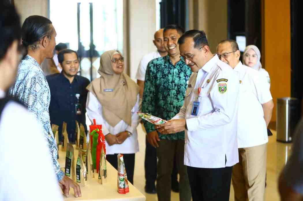 Sekretaris Daerah Provinsi Sumatera Selatan (Sumsel), Dr. Drs. H. Edward Candra, MH melihat produk olahan mangrove usai secara resmi membuka Pelatihan Teknis Pengolahan Produk Turunan Mangrove dan Budidaya Silvofishery yang digelar di Ruang Rapat Hotel Santika Premiere, Palembang. Foto; Humas Pemprov Sumsel.