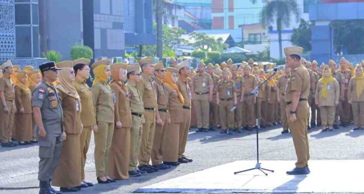Sekretaris Daerah Provinsi Sumatera Selatan, Dr.Drs. H. Edward Candra MH memimpin apel rutin Senin pagi yang diikuti Aparatur Sipil Negara (ASN) di lingkungan Sekretariat Daerah Provinsi Sumsel. Kegiatan tersebut berlangsung di halaman Kantor Gubernur Sumsel, Senin (6/4/2026). Foto: Humas Pemprov Sumsel.